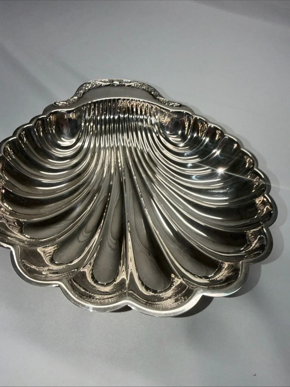 WM Rogers Victorian Rose 1995 Silverplate Shell Bowl Handled Serving Tray
